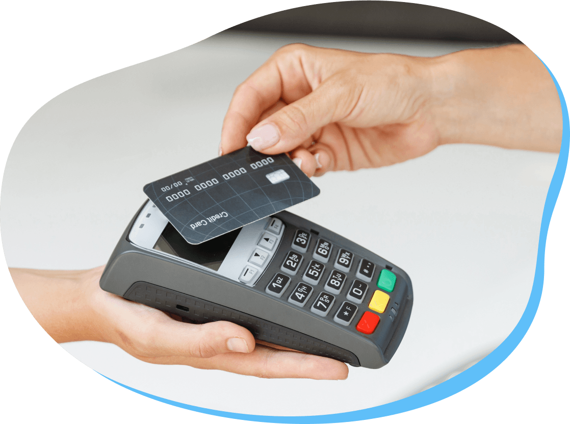 Cliente pagando com cartão na maquininha